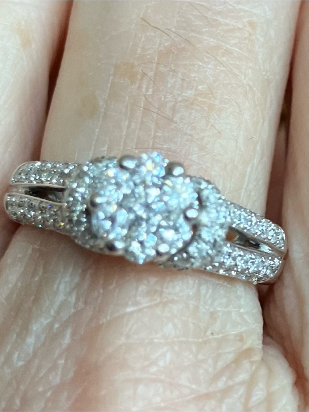 14 carat white gold and diamond invisible set women’s ring- 1.26 ctw - Picture 4 of 4